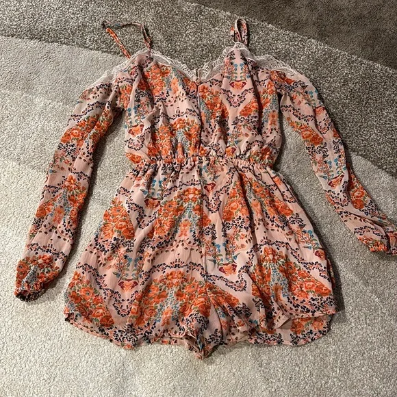 Charlotte Russe romper - Picture 2 of 4